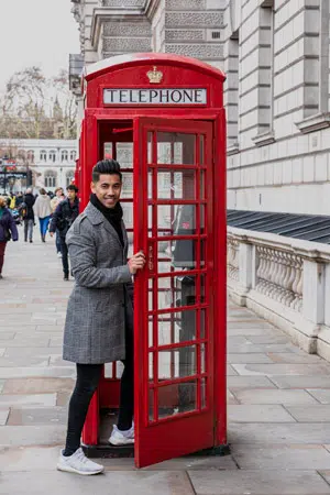fotograaf daryl sadijo geposeerd in een engels telefoonhokje